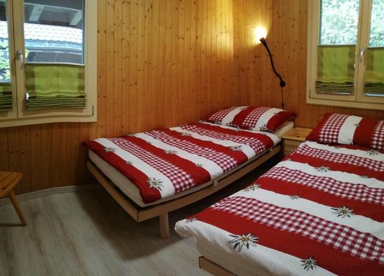 Schlafzimmer mit 2 einzelnen Betten