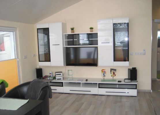 Das Wohnzimmer mit Fernseher, Stereo-
Anlage und  Glaskunst "klein".