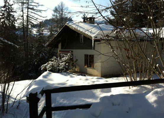 Haus im Winter mit Mutta