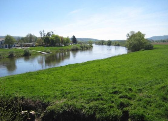 Das blaue Band der Weser bei Höxter.