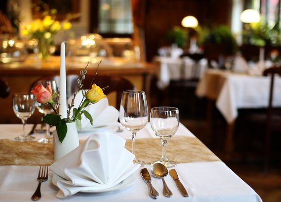 Landhotel: Gedeckter Tisch im Restaurant