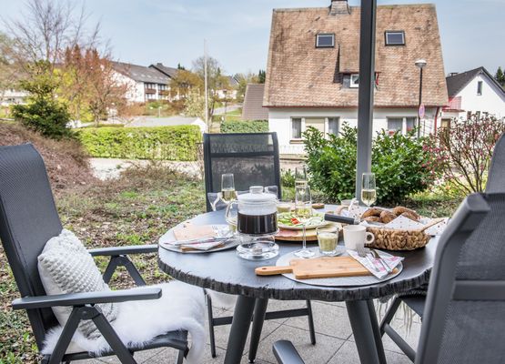 Die geräumige Terrasse bietet mit einem Frühstück an der frischen Luft einen guten Start in den Tag