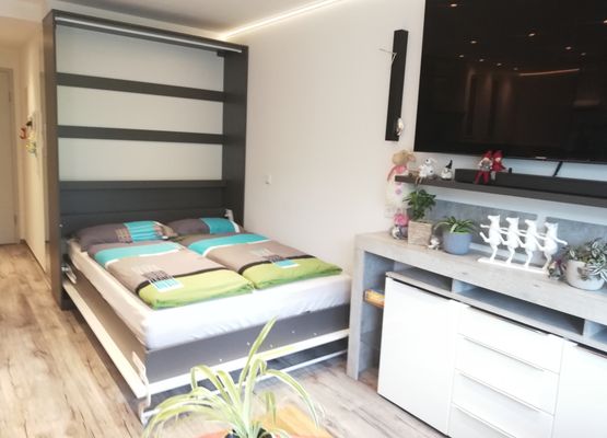 Schrankbett offen, Französisches Bett 140x200cm, LED-Grossbild-Sat-TV-Radio