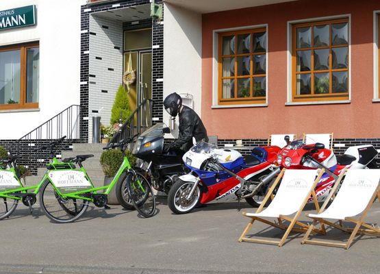 E-bike Verleih & Motorrad-Fahrer-Terrasse