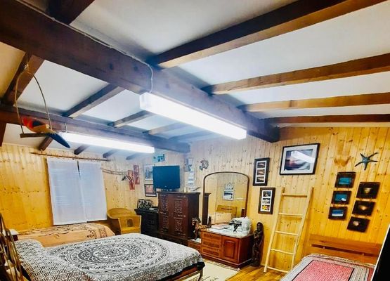 Rustikales Schlafzimmer mit Doppelbett und zwei Einzelbetten. Klimaanlage