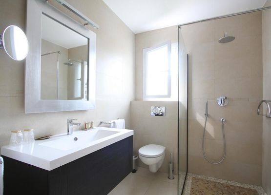 Badzimmer mit Dusche oder Badewanne