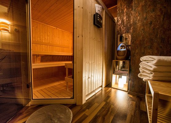 privater Saunaraum mit Sauna für bis zu vier Personen (gegen Gebühr nutzbar)