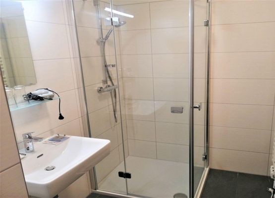 Ferienhof Gindl, Tauplitz, Badezimmer mit Dusche