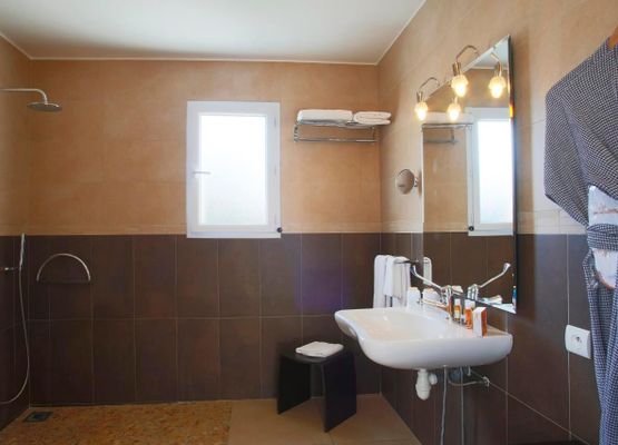 Badezimmer mit Dusche zugänglich für Menschen mit eingeschränkter Mobilität