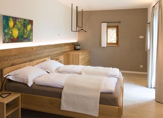 Schlafzimmer "Rovere", mit Doppelbett, eigenem Badezimmer und großer Terrasse  mit unglaublichem Seeblick