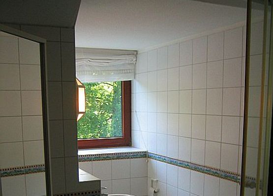 Badezimmer mit Fenster