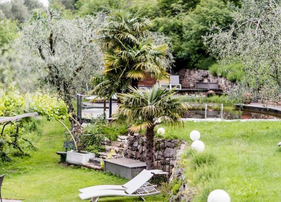 Weitläufiger Garten mit Liegewiese, Schwimmteich und Kräutergarten