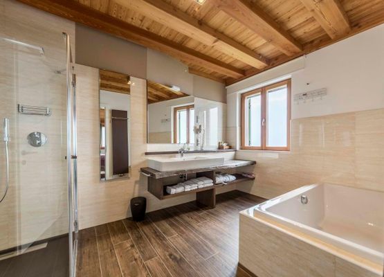 Badewanne, Dusche, Bidet & WC sowie Föhn, Handtücher und Bademäntel sind in allen 3 Badezimmer verfügbar