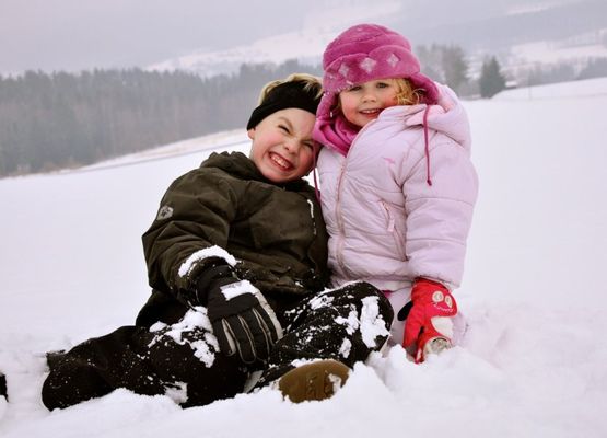 Kinder beim Schneetoben im Winter