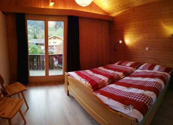 Schlafzimmer mit Doppelbett und Balkon