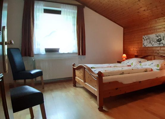 Cosmea Schlafzimmer mit Doppelbett