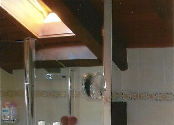 Dusche und Waschbecken
Toillette