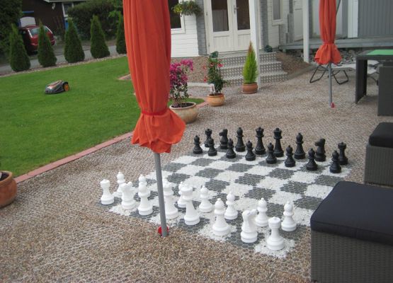 Eine Runde Schach gefällig? Mit extra
Gartensesseln, falls der Gegner viel
Zeit zum Überlegen braucht.
