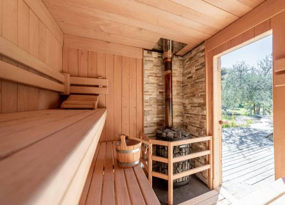 Finnische Sauna, mit Holz beheizt. Zum Abkühlen hilft ein Sprung in den Schwimmteich!