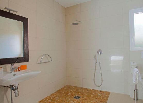 Badezimmer mit Dusche zugänglich für Menschen mit eingeschränkter Mobilität