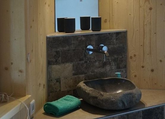 Badezimmer en suite - mit natürlichen Materialien eingerichtet